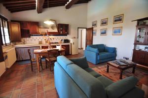 a living room with a blue couch and a table at Linearis Holiday House in Poggibonsi