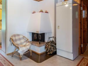 ターコブオリにあるHoliday Home Pikkupuro by Interhomeの暖炉付きのリビングルーム(椅子付)