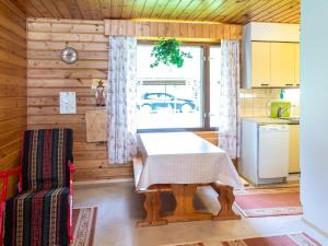 una pequeña cocina con mesa y ventana en Holiday Home Pikkupuro by Interhome, en Tahkovuori