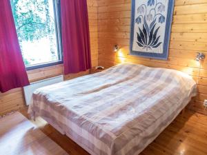 En eller flere senge i et værelse på Holiday Home Pikkupuro by Interhome + 20 billeder
