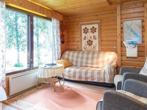 un soggiorno con divano e tavolo di Holiday Home Pikkupuro by Interhome a Tahkovuori