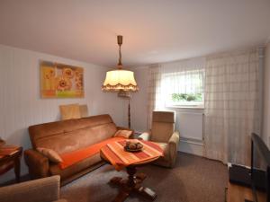 uma sala de estar com um sofá e uma mesa em Cozy Apartment in Alt Bukow Germany with Garden em Alt Bukow