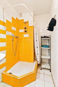 モスクワにあるApartment Novorogozhskayaのバスルーム(黄色と白のストライプのシャワー付)