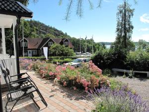 NorrkrogにあるChalet Norrkrog Utsikten by Interhomeの家の前の花園