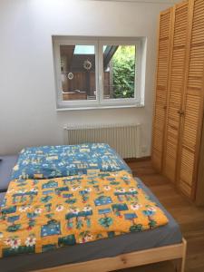 ヴァンドリッツにあるRuhiges Ferienhaus Wandlitzのベッドルームに掛け布団付きのベッド1台