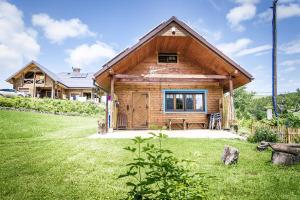 Cabaña de madera con patio y casa en Sielska Chyża, en Rzepedż