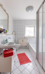 y baño con lavabo, bañera y aseo. en Ferienwohnung Altötting, en Unterneukirchen