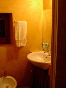La salle de bains est pourvue d'un lavabo et de toilettes. dans l'établissement Dammuso Kuddia, à Scauri