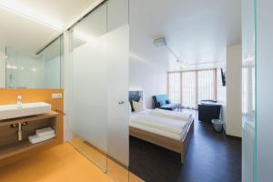 Rúm í herbergi á Motel Z - self checkin