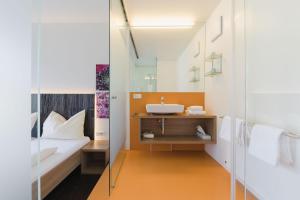 Rúm í herbergi á Motel Z - self checkin