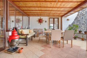 La Asomada的住宿－Pure La Asomada，客厅配有桌椅