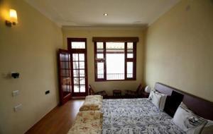 una camera con un letto e un divano di Kora House a Dharamsala