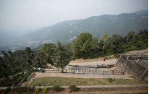 un gruppo di persone in piedi sulla cima di una montagna di Kora House a Dharamsala