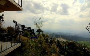 una vista sulla valle da un balcone di una casa di Kora House a Dharamsala