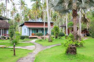 uma casa com um caminho que leva a ela com palmeiras em Koh Kood Far East Resort em Ko Kood