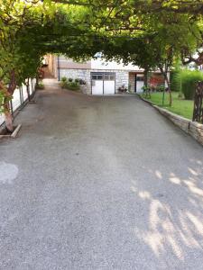 une allée en face d'une maison avec garage dans l'établissement IRIS Room & Apartment, à Slunj