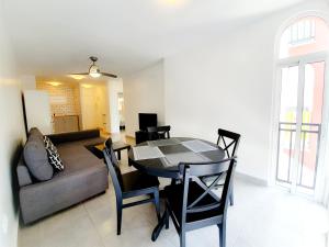 uma sala de estar com uma mesa e um sofá em Best House Paola em Torrevieja