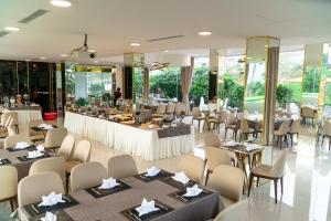 un ristorante con tavoli e sedie e un buffet di Ivory Villas and Resort a Hòa Bình