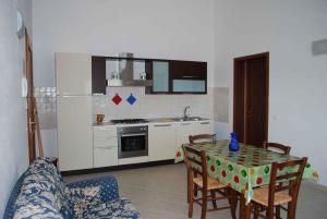 Il comprend une cuisine équipée d'une table et d'un réfrigérateur. dans l'établissement La Casa dei Sogni, à Monteverdi Marittimo