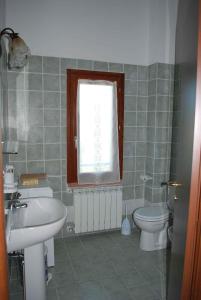 La salle de bains est pourvue d'un lavabo, de toilettes et d'une fenêtre. dans l'établissement La Casa dei Sogni, à Monteverdi Marittimo