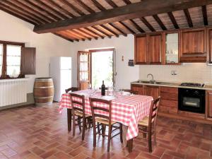 Una cocina con una mesa y sillas en una habitación. en Apartment Le Colmate-3 by Interhome, en Montecatini Val di Cecina 24 fotos más