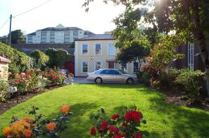 um carro estacionado no quintal de uma casa em Avonmore House em Youghal