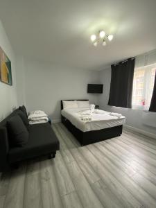 Un dormitorio con una cama y una silla dentro. en Comfortable - Cosy - Budget Studios in City Center, en Londres