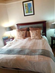 Un pat sau paturi într-o cameră la Waterford Manor
