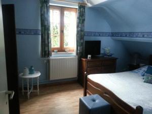 Schlafzimmer mit einem Bett und einem Fenster in der Unterkunft Chambre d'hotes du Tailfer in Lustin