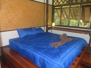 เตียงในห้องที่ Le Dugong Libong Resort