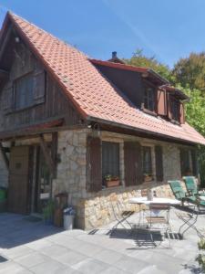 uma casa com uma mesa e cadeiras em frente em Jagdhaus in der Rhön in völliger Alleinlage em Gersfeld