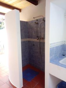 uma casa de banho com um chuveiro e um lavatório. em VulKanoHome(EolieIslands) em Vulcano