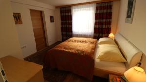 a hotel room with a bed and a window at Ferienwohnung Bräu in Rauris