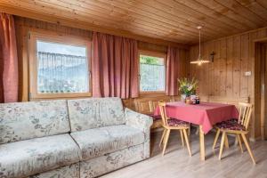 - un salon avec un canapé et une table dans l'établissement Jogglanderhof - Hochwilde, à Moso in Passiria