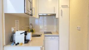 A kitchen or kitchenette at Apartamentos Aromar