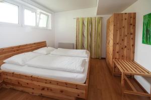 Letto o letti in una camera di Hotel Garni Brigitte