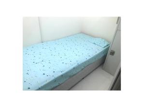Een bed of bedden in een kamer bij Deira Partition room