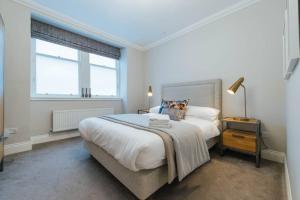 Un pat sau paturi într-o cameră la Glasgow Central Luxury Apartment