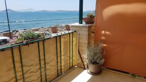 Un balcón con plantas y vistas al océano. en hause luisa, en Nápoles