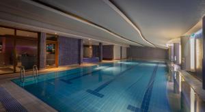 una gran piscina en una habitación de hotel en The Spencer Hotel en Dublín