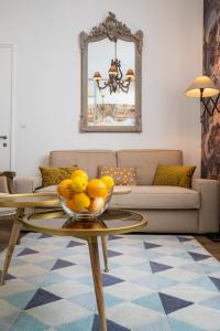 ein Wohnzimmer mit einer Schale Zitronen auf dem Tisch in der Unterkunft AH Design Luxury Apartments in Opatija