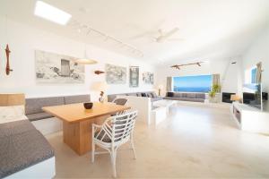ein Wohnzimmer mit einem Tisch und einem Sofa in der Unterkunft Villa Agave // Villa Cardón in Puerto Calero
