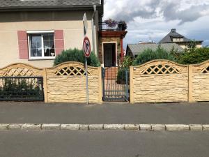 フランチシュコヴィ・ラーズニェにあるApartment Elliの家の前の一組の木製の柵