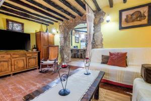 a living room with a couch and a tv at Casa Carmela in La Guancha