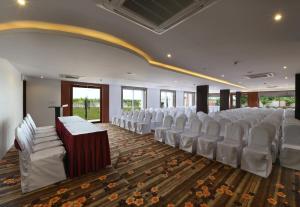 a conference room with white chairs and tables and windows at Hotel Elite Vita in Vita