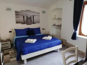 una camera con letto blu di La Poesia del Lago a Oggiono