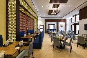 a restaurant with tables and chairs in a room at Hotel Elite Vita in Vita