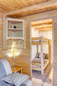 מיטה או מיטות קומותיים בחדר ב-Appartement privatif type chalet cosy et calme