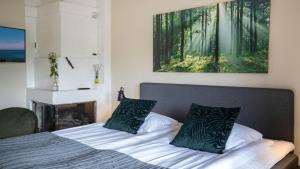 Postel nebo postele na pokoji v ubytování Treetop Spa Hangout & Hotel