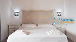 A bed or beds in a room at Corallo Rooms